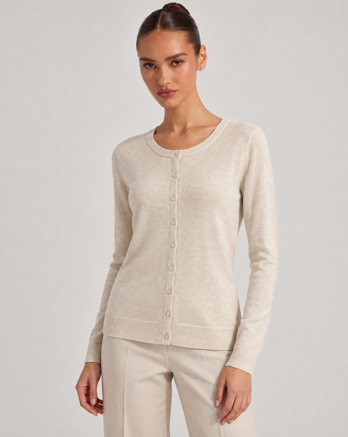 Cardigan donna girocollo beige con bottoni, indossato da Polly 6 – vista di tre quarti