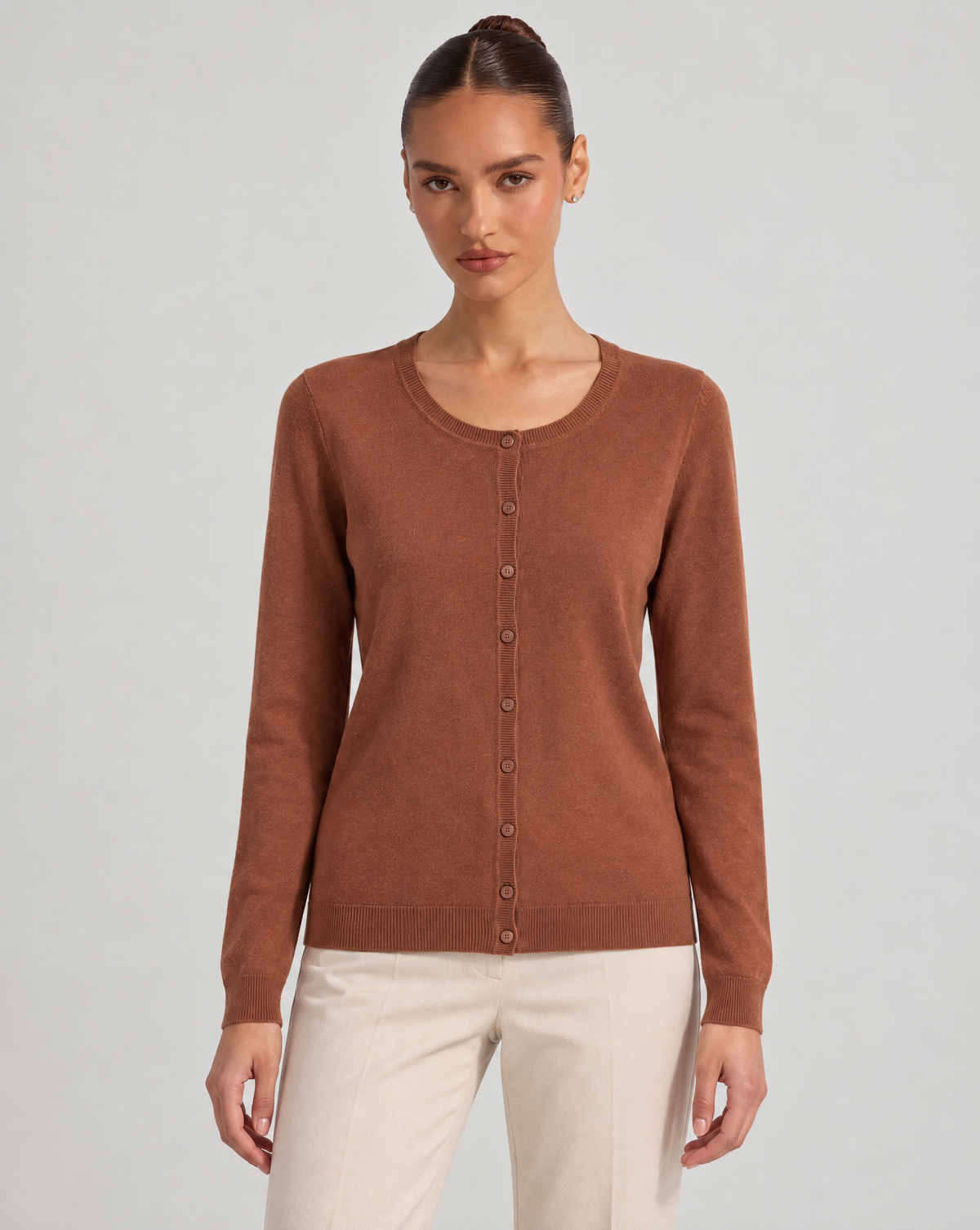 Cardigan donna girocollo coccio con bottoni, indossato da Polly 6 – vista frontale