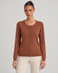 Cardigan donna girocollo coccio con bottoni, indossato da Polly 6 – vista frontale