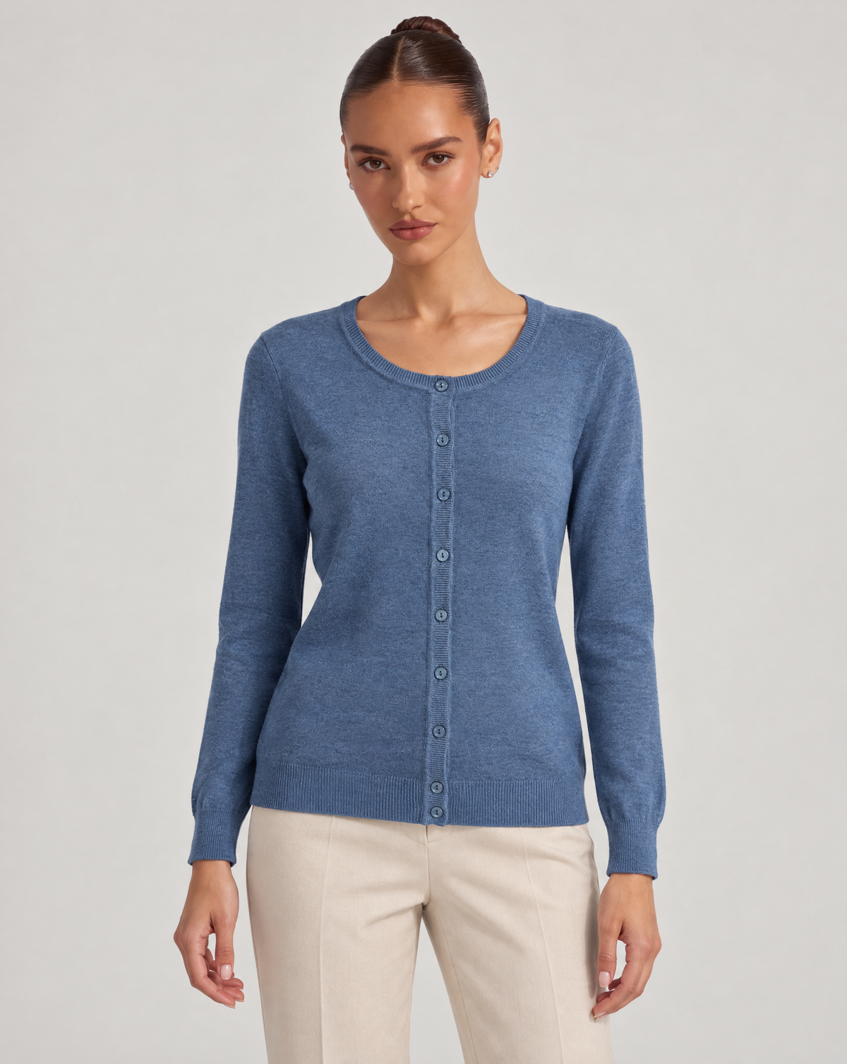 Cardigan donna girocollo denim con bottoni, indossato da Polly 6 – vista frontale