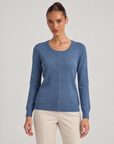 Cardigan donna girocollo denim con bottoni, indossato da Polly 6 – vista frontale