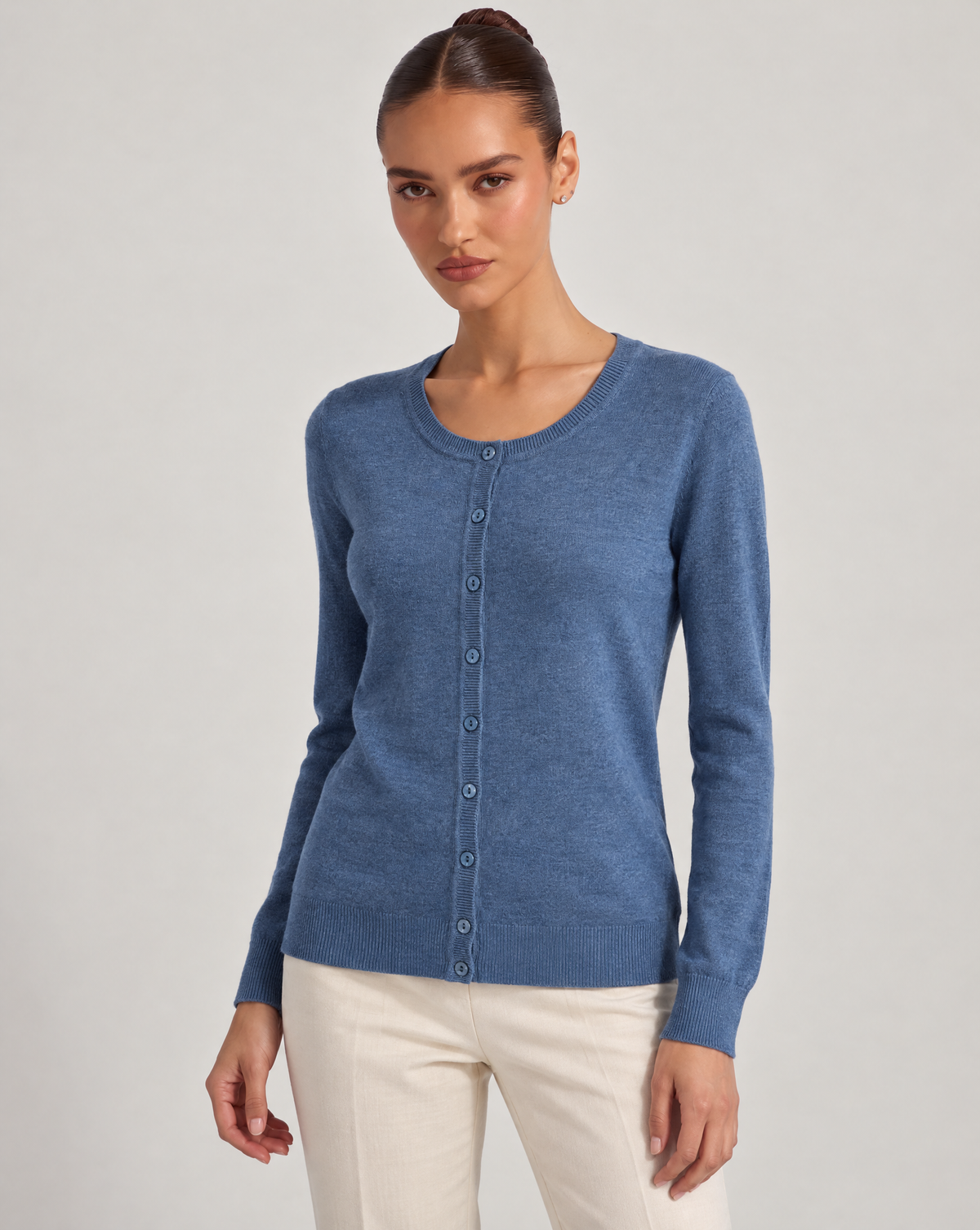 Cardigan donna girocollo denim con bottoni, indossato da Polly 6 – vista di tre quarti