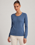 Cardigan donna girocollo denim con bottoni, indossato da Polly 6 – vista di tre quarti