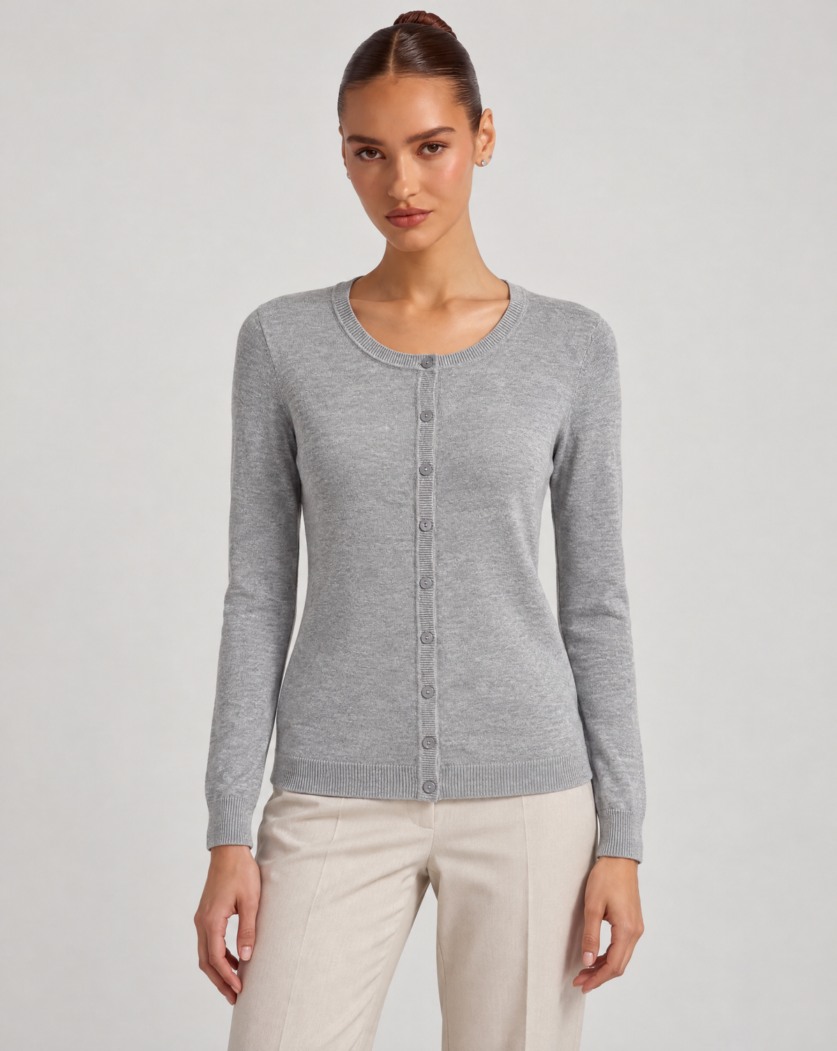 Cardigan donna girocollo grigio con bottoni, indossato da Polly 6 – vista frontale