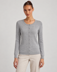 Cardigan donna girocollo grigio con bottoni, indossato da Polly 6 – vista frontale