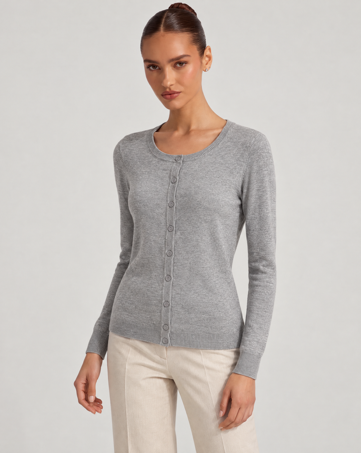 Cardigan donna girocollo grigio con bottoni, indossato da Polly 6 – vista di tre quarti