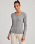 Cardigan donna girocollo grigio con bottoni, indossato da Polly 6 – vista di tre quarti