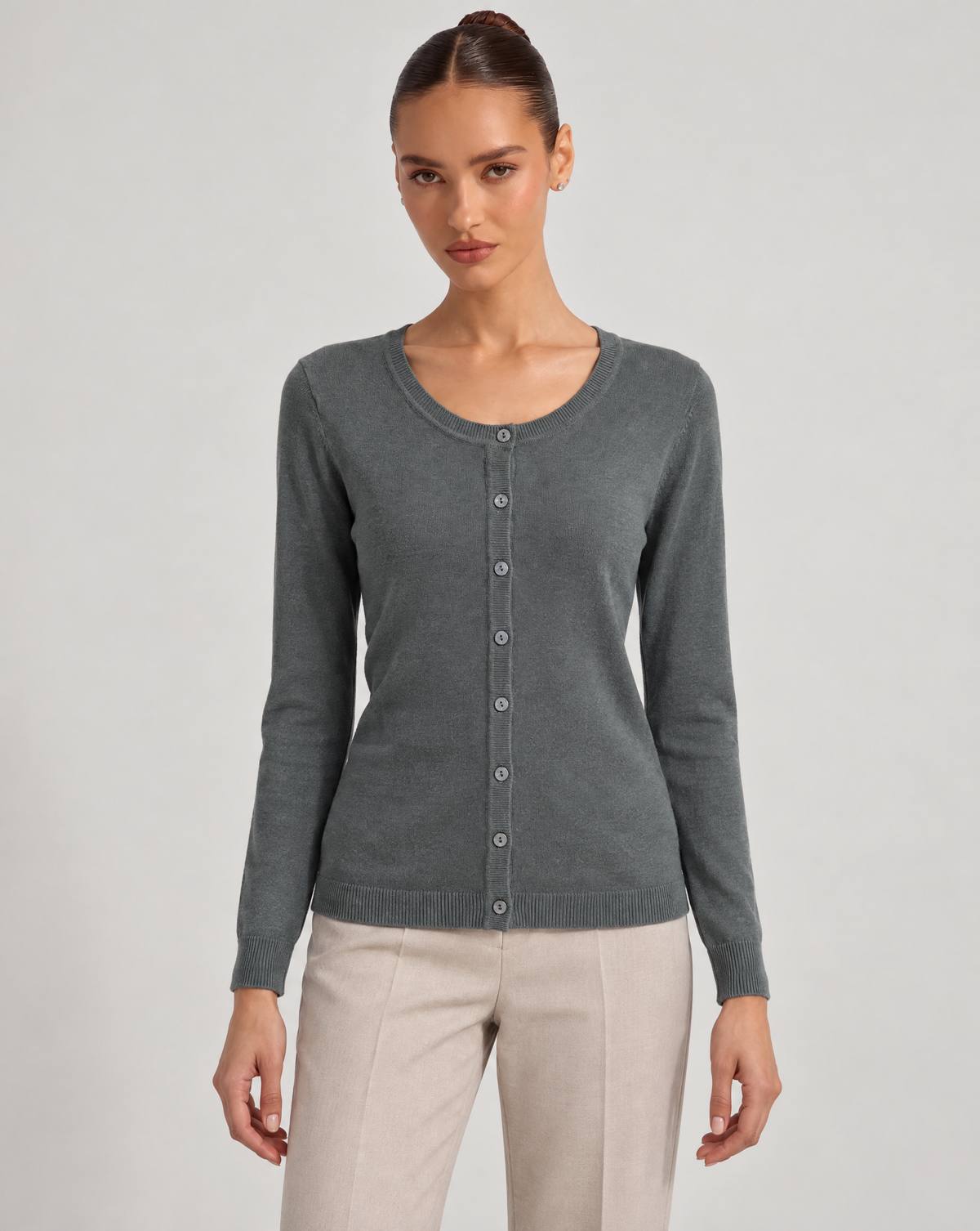 Cardigan donna girocollo grigio scuro con bottoni, indossato da Polly 6 – vista frontale