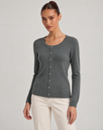 Cardigan donna girocollo grigio scuro con bottoni, indossato da Polly 6 – vista di tre quarti