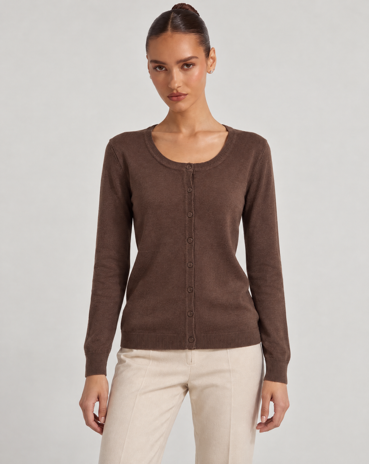 Cardigan donna girocollo marrone con bottoni, indossato da Polly 6 – vista frontale