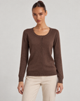 Cardigan donna girocollo marrone con bottoni, indossato da Polly 6 – vista frontale