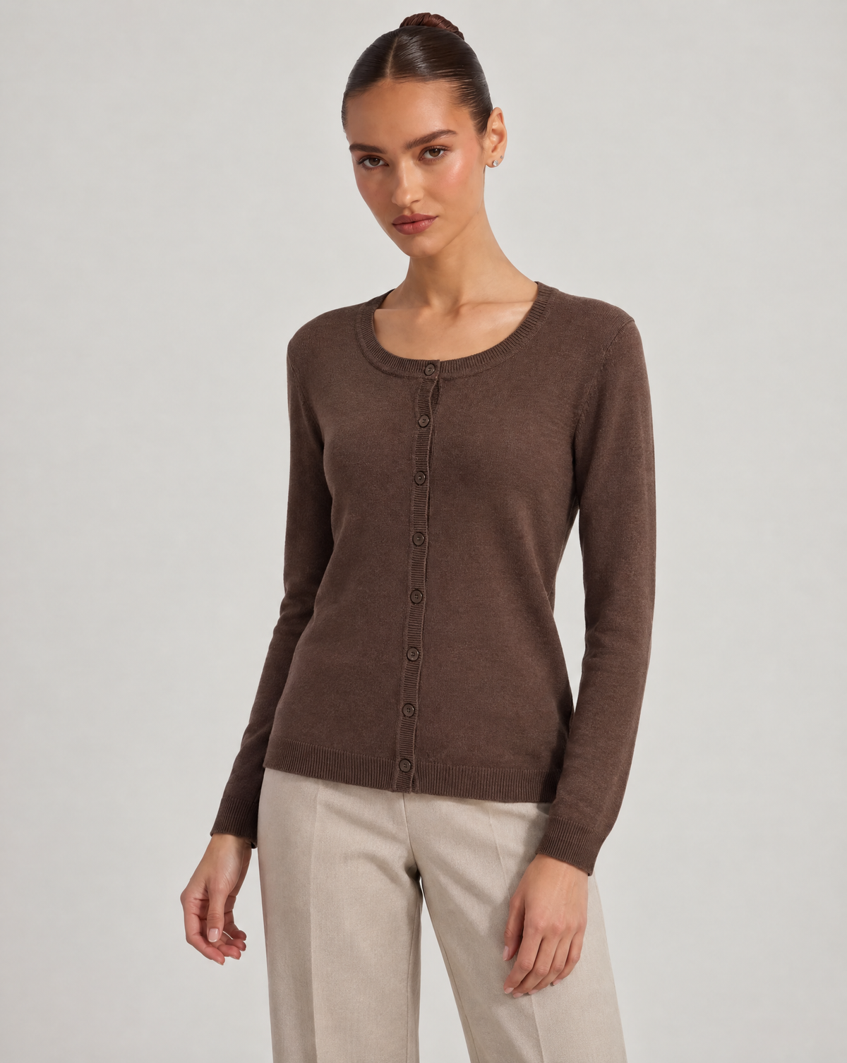 Cardigan donna girocollo marrone con bottoni, indossato da Polly 6 – vista di tre quarti
