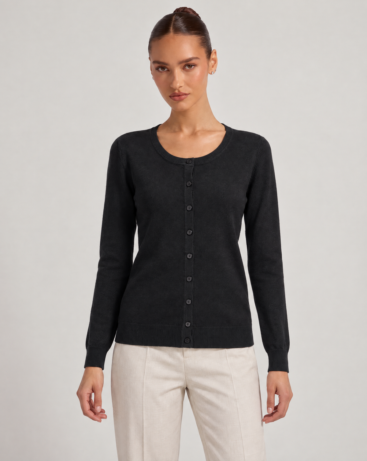 Cardigan donna girocollo nero con bottoni, indossato da Polly 6 – vista frontale