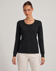 Cardigan donna girocollo nero con bottoni, indossato da Polly 6 – vista frontale