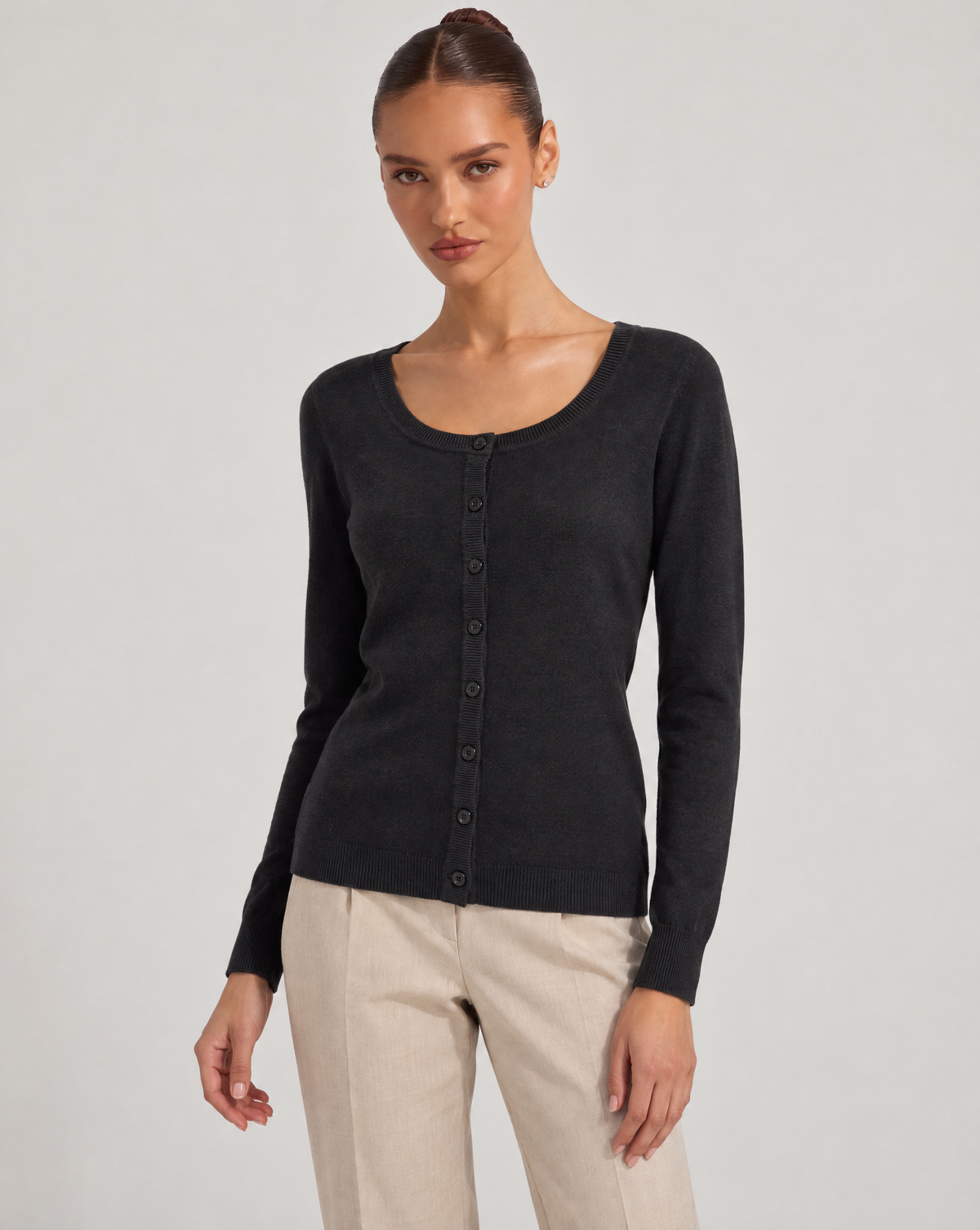 Cardigan donna girocollo nero con bottoni, indossato da Polly 6 – vista di tre quarti
