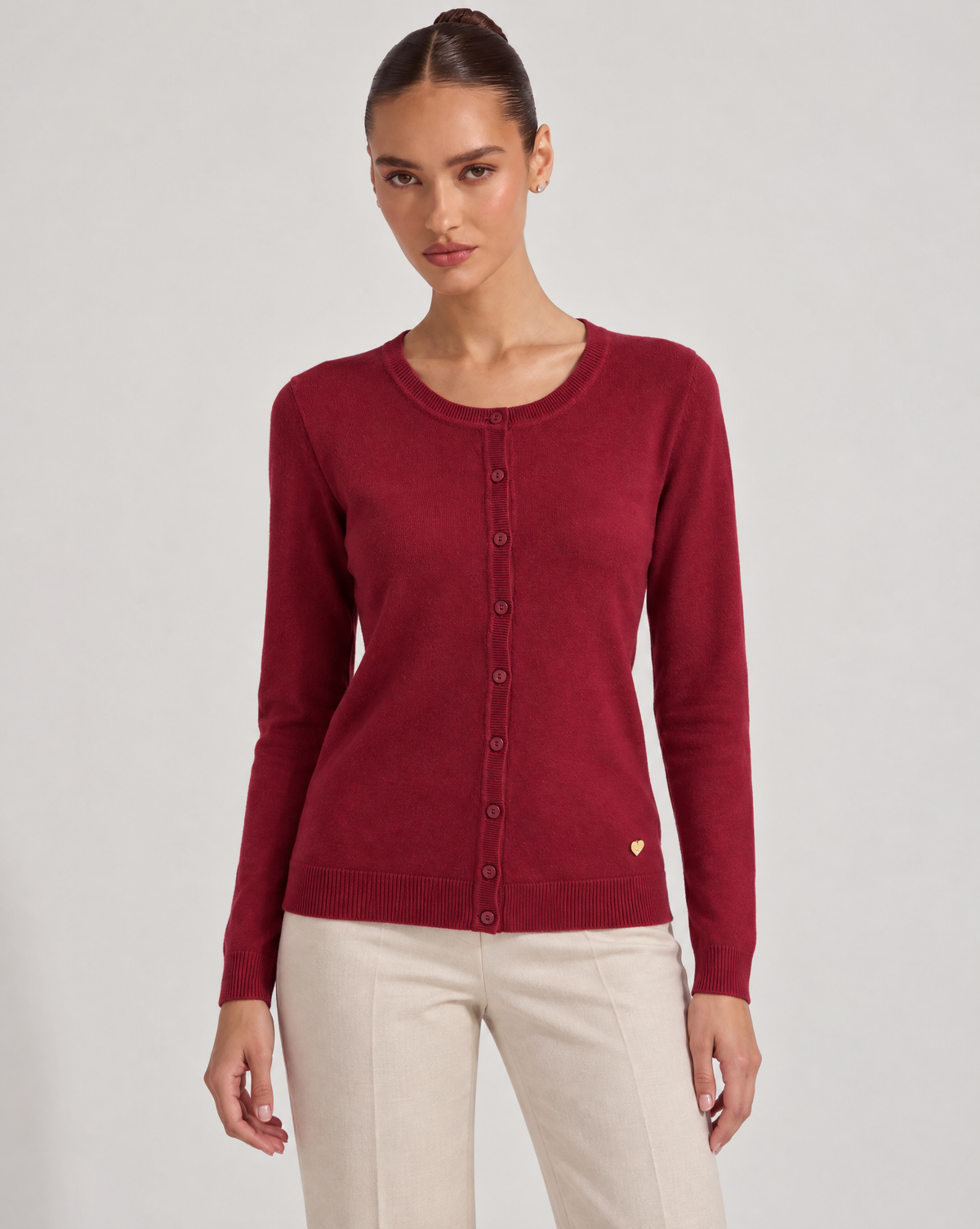 Cardigan donna girocollo rosso con bottoni, indossato da Polly 6 – vista frontale