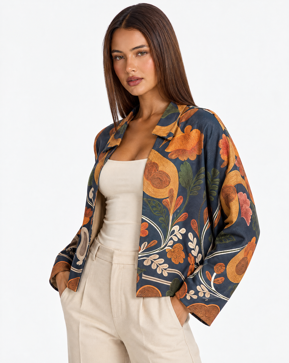 Cardigan aperto con fantasia floreale multicolore Blu con Polly 4 – primo piano parte superiore, vista tre quarti
