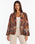Cardigan aperto con fantasia floreale multicolore Marrone con Polly 4 – primo piano parte superiore, vista frontale