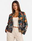 Cardigan aperto con fantasia floreale multicolore Verde con Polly 4 – primo piano parte superiore, vista tre quarti