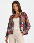Cardigan aperto con fantasia floreale multicolore Viola con Polly 4 – primo piano parte superiore, vista tre quarti