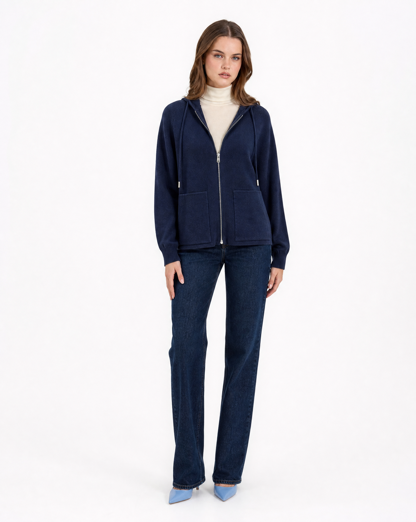 Cardigan donna in maglia con cappuccio e zip blu indossato da Polly 2 - figura intera