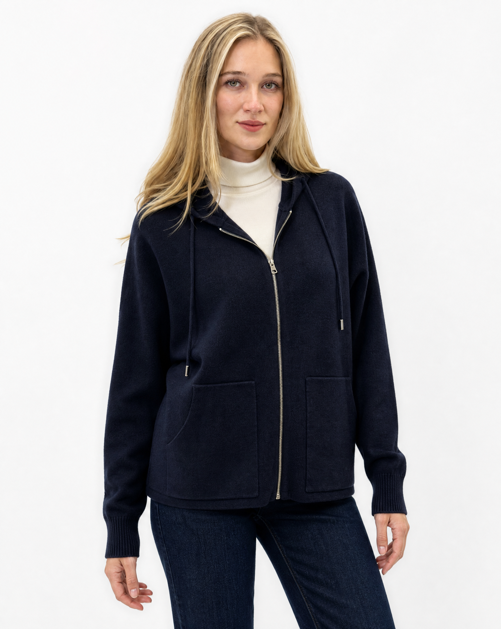 Cardigan donna in maglia con cappuccio e zip blu indossato da Polly 2 - metà busto