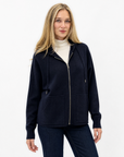 Cardigan donna in maglia con cappuccio e zip blu indossato da Polly 2 - metà busto