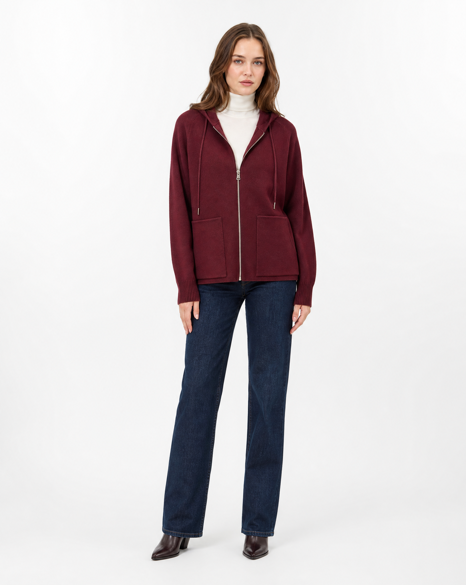Cardigan donna in maglia con cappuccio e zip bordeaux indossato da Polly 2 - figura intera