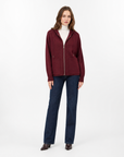 Cardigan donna in maglia con cappuccio e zip bordeaux indossato da Polly 2 - figura intera