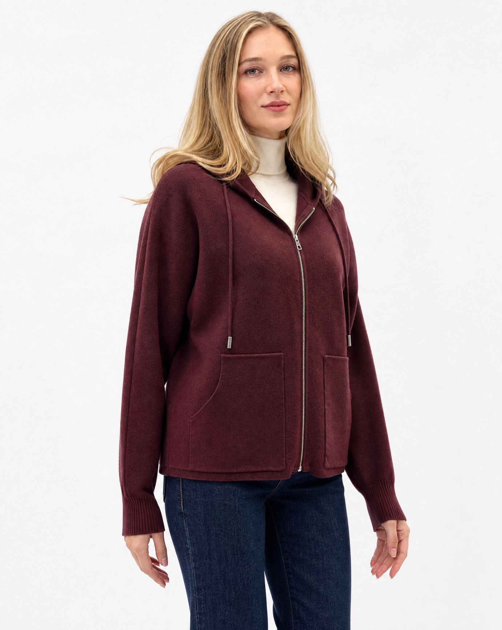 Cardigan donna in maglia con cappuccio e zip bordeaux indossato da Polly 2 - metà busto
