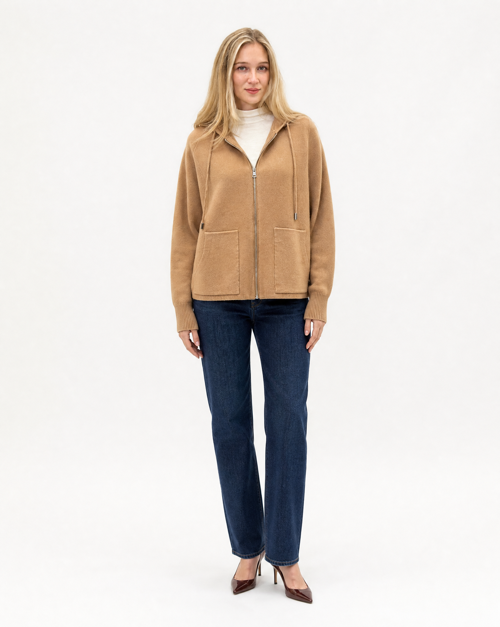 Cardigan donna in maglia con cappuccio e zip camel indossato da Polly 2 - figura intera
