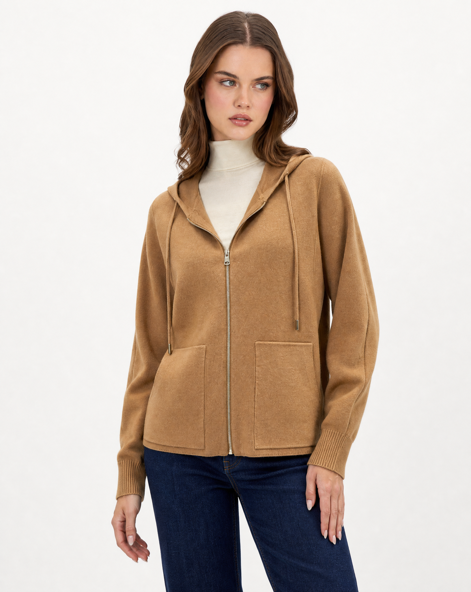 Cardigan donna in maglia con cappuccio e zip camel indossato da Polly 2 - metà busto