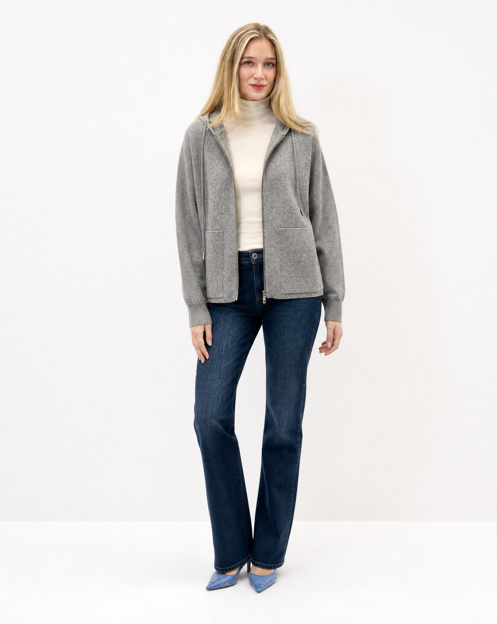 Cardigan donna in maglia con cappuccio e zip grigio indossato da Polly 2 - figura intera