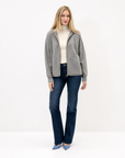 Cardigan donna in maglia con cappuccio e zip grigio indossato da Polly 2 - figura intera