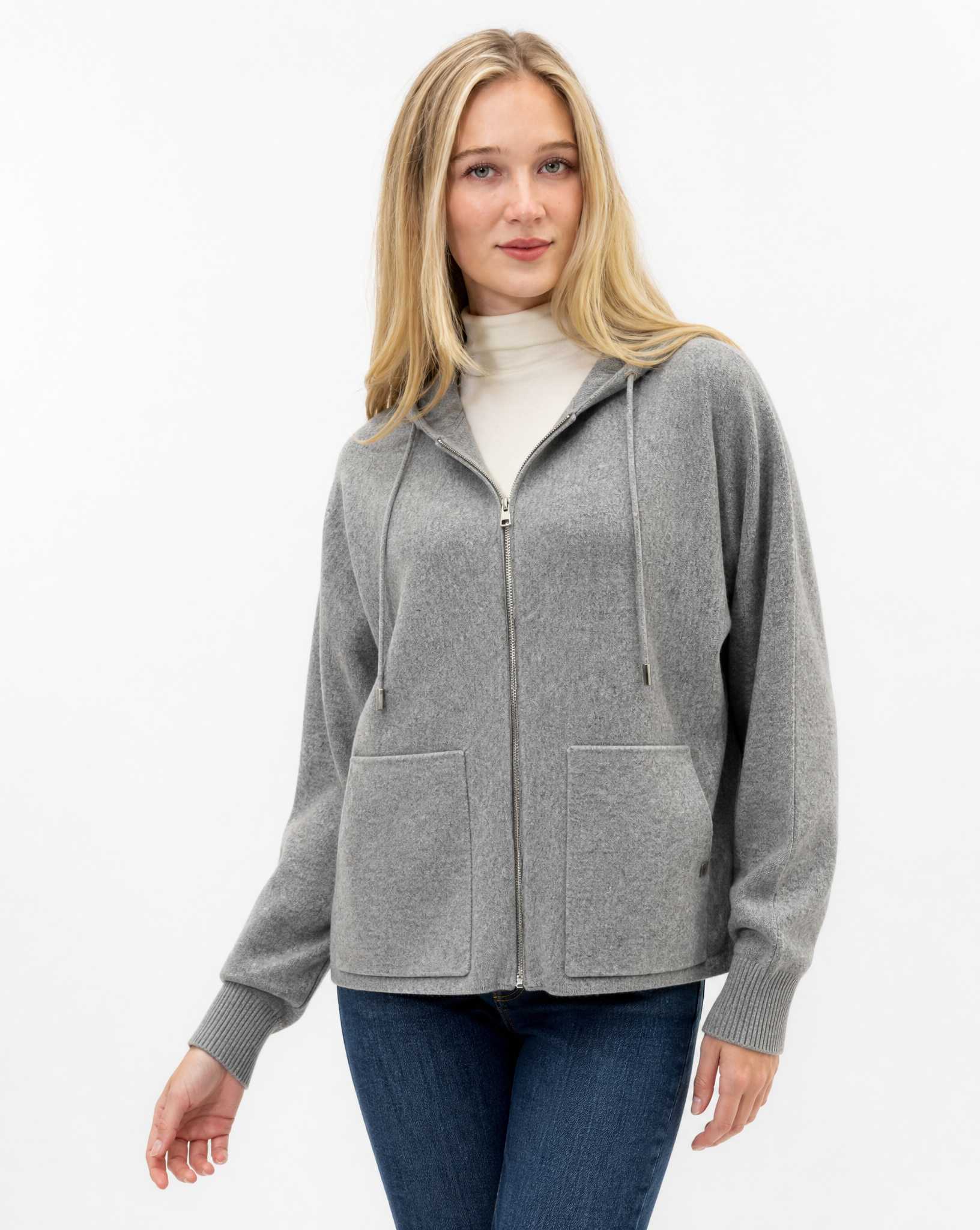Cardigan donna in maglia con cappuccio e zip grigio indossato da Polly 2 - metà busto