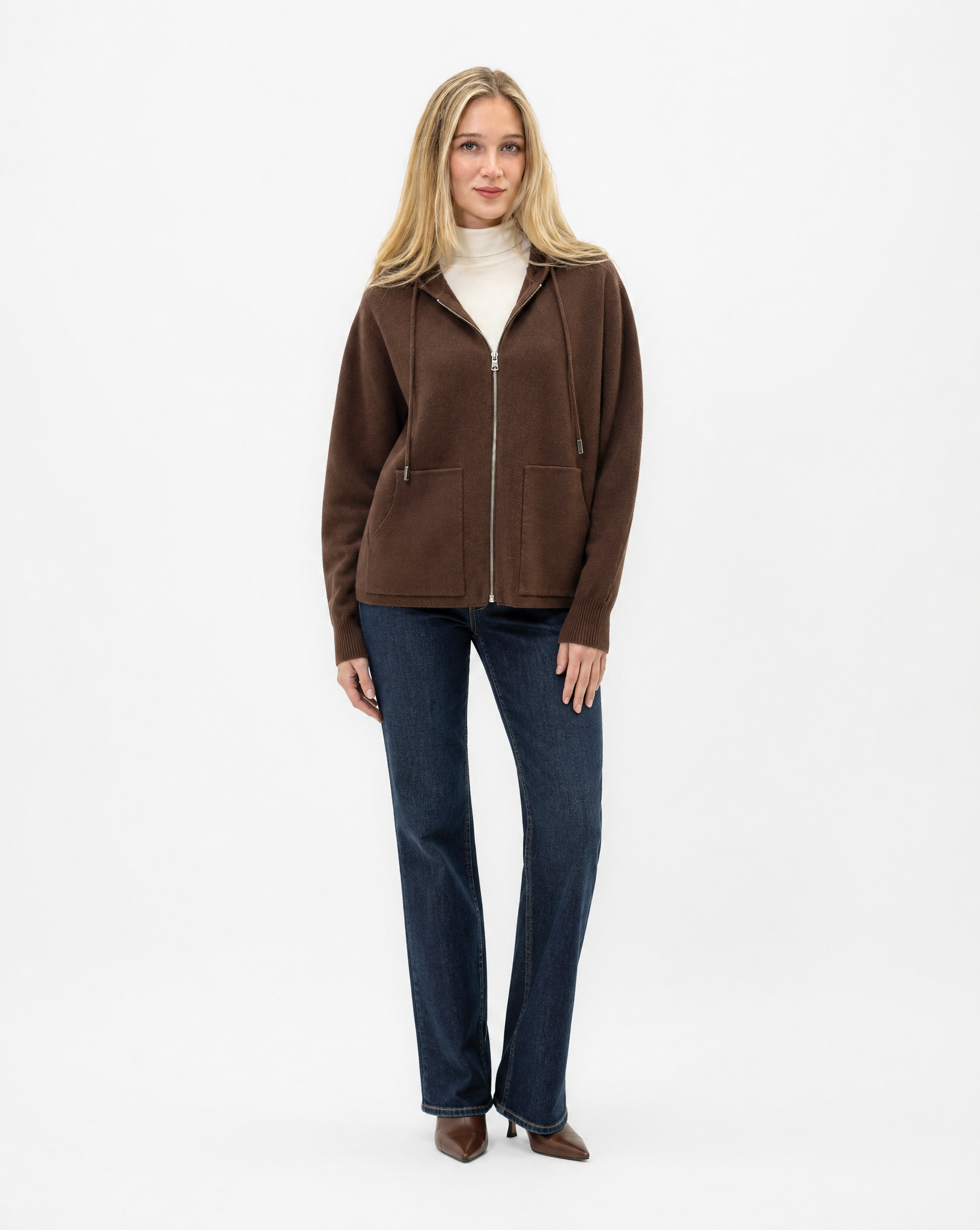 Cardigan donna in maglia con cappuccio e zip marrone indossato da Polly 2 - figura intera