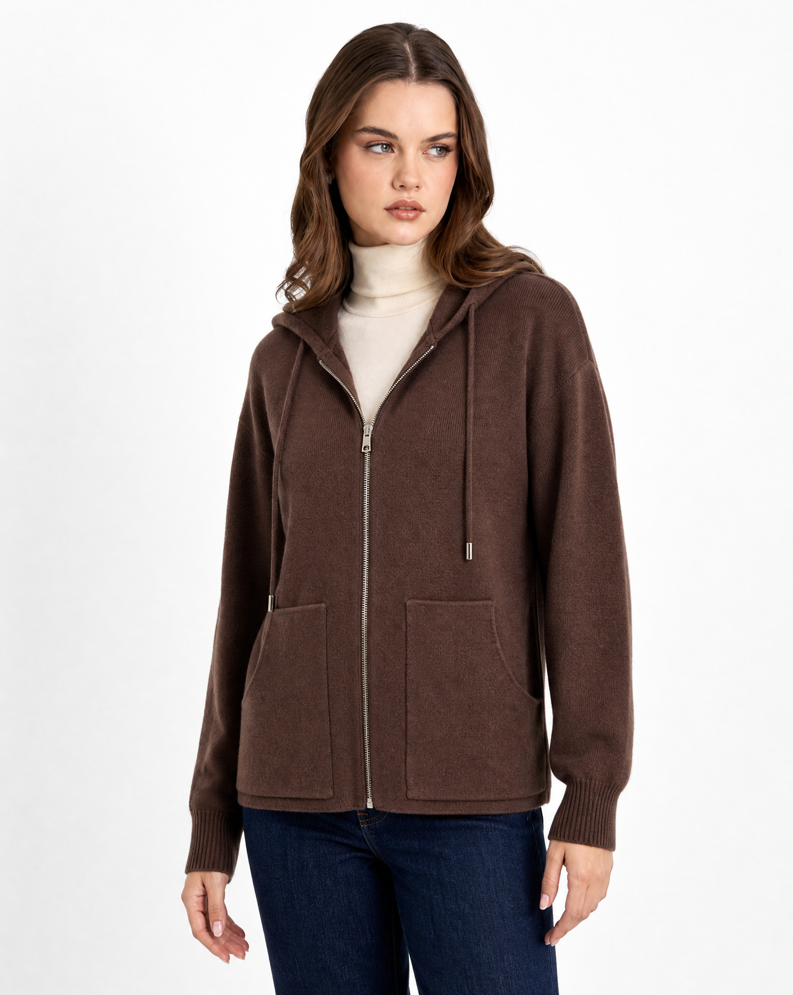 Cardigan donna in maglia con cappuccio e zip marrone indossato da Polly 2 - metà busto