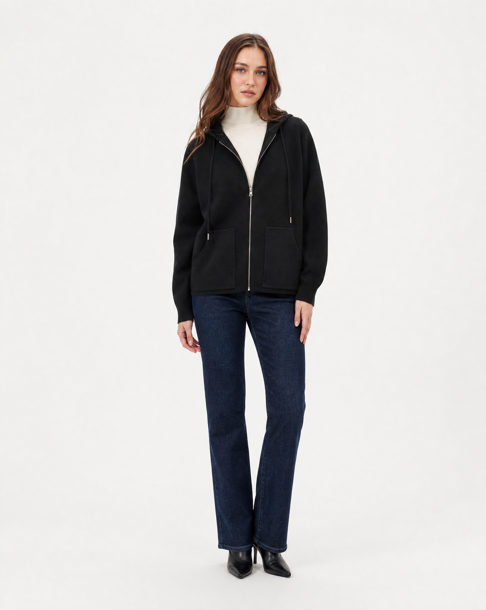 Cardigan donna in maglia con cappuccio e zip nero indossato da Polly 2 - figura intera