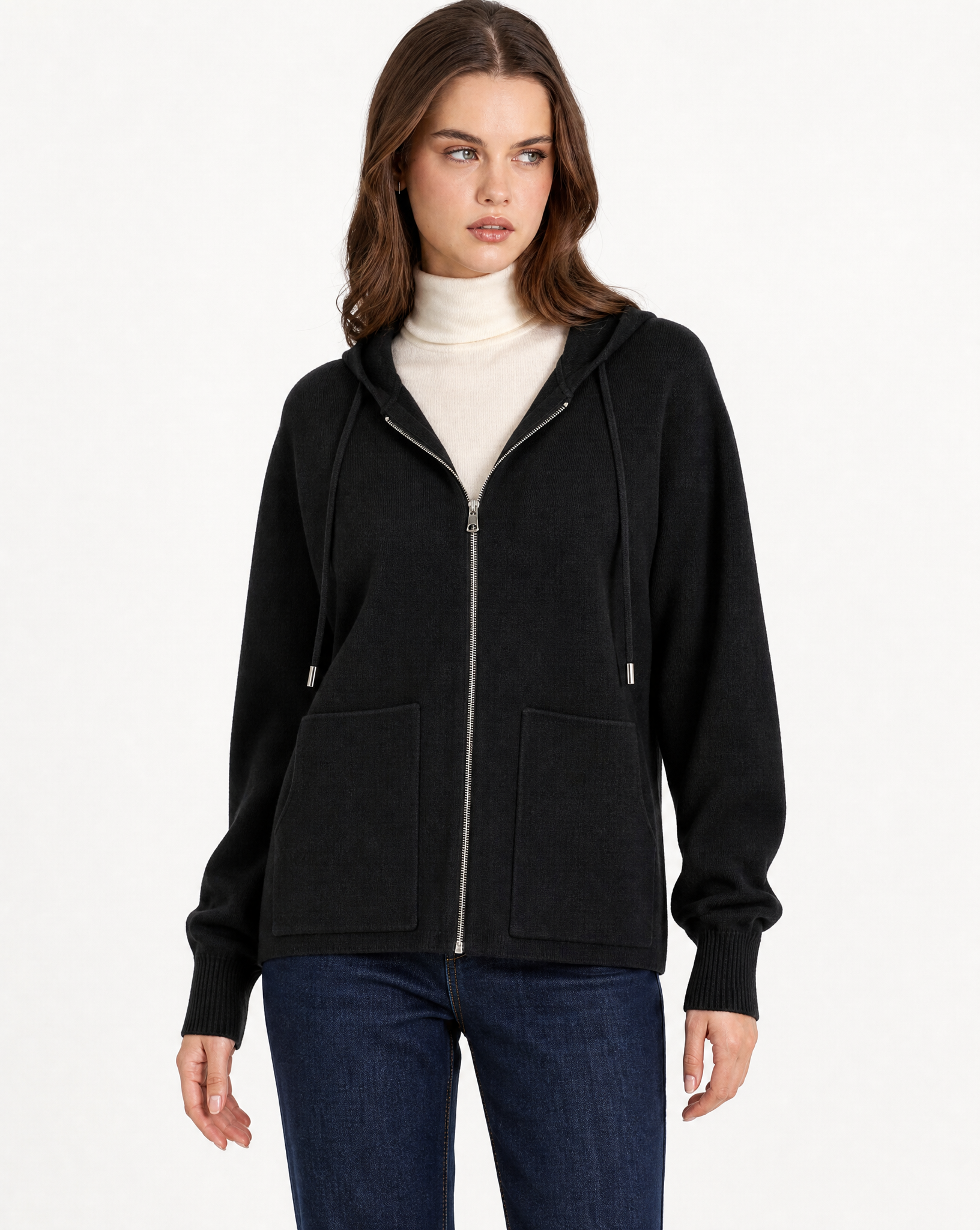 Cardigan donna in maglia con cappuccio e zip nero indossato da Polly 2 - metà busto