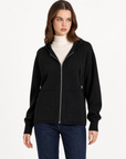 Cardigan donna in maglia con cappuccio e zip nero indossato da Polly 2 - metà busto