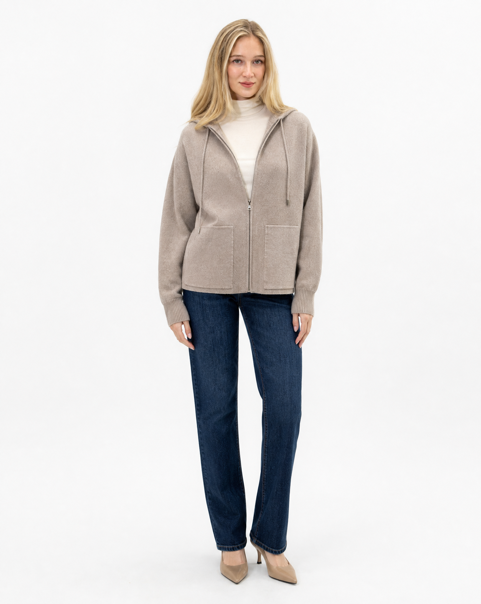 Cardigan donna in maglia con cappuccio e zip tortora indossato da Polly 2 - figura intera