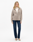 Cardigan donna in maglia con cappuccio e zip tortora indossato da Polly 2 - figura intera