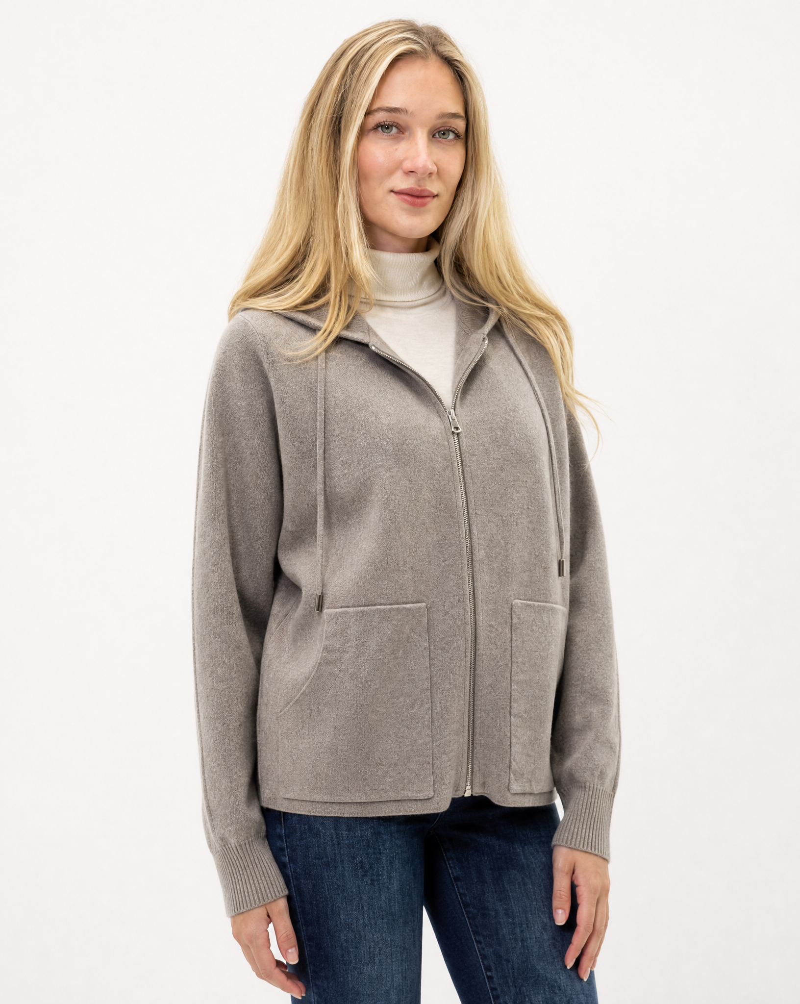 Cardigan donna in maglia con cappuccio e zip tortora indossato da Polly 2 - metà busto