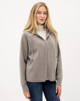 Cardigan donna in maglia con cappuccio e zip tortora indossato da Polly 2 - metà busto