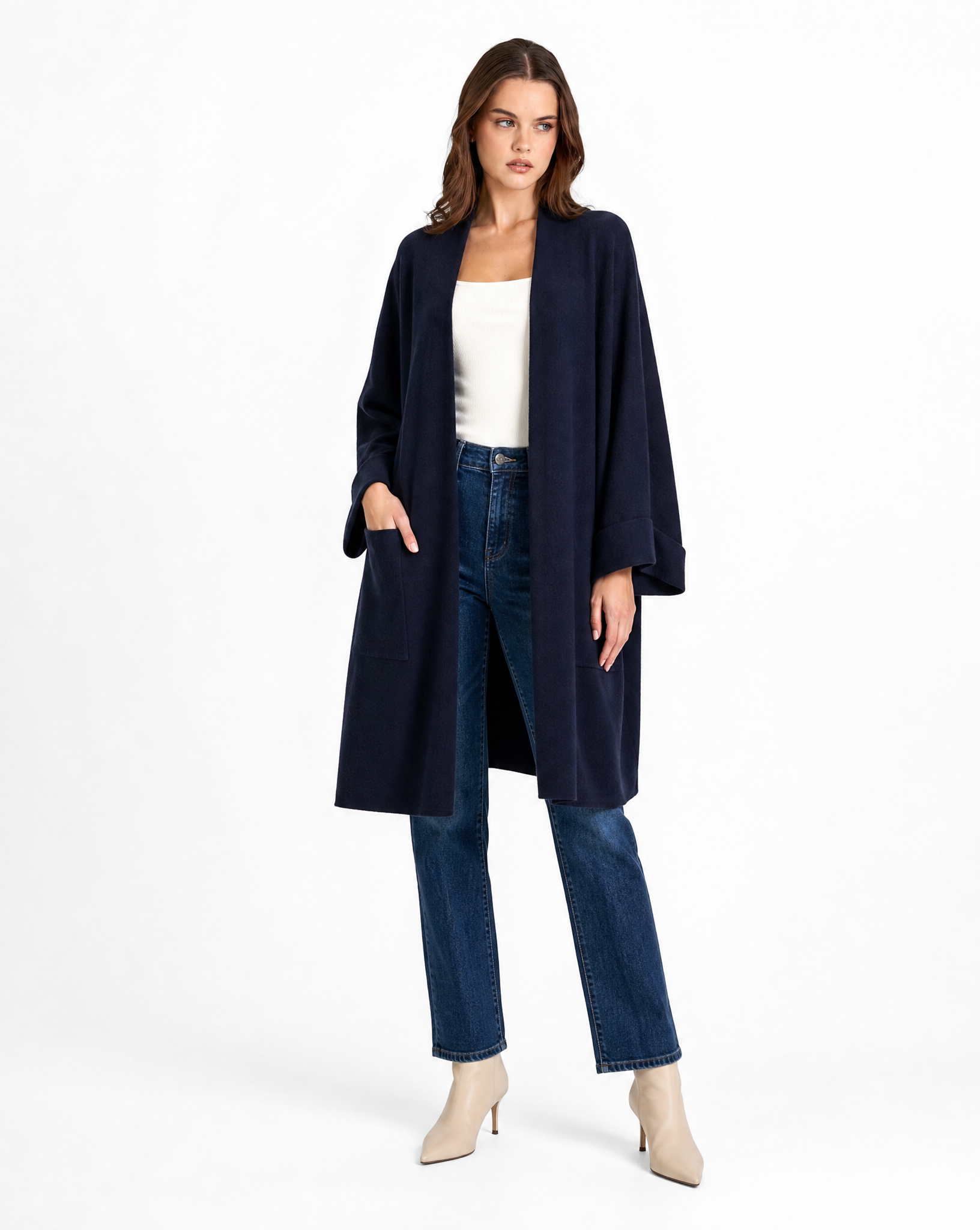Cardigan lungo donna con tasche blu indossato figura intera