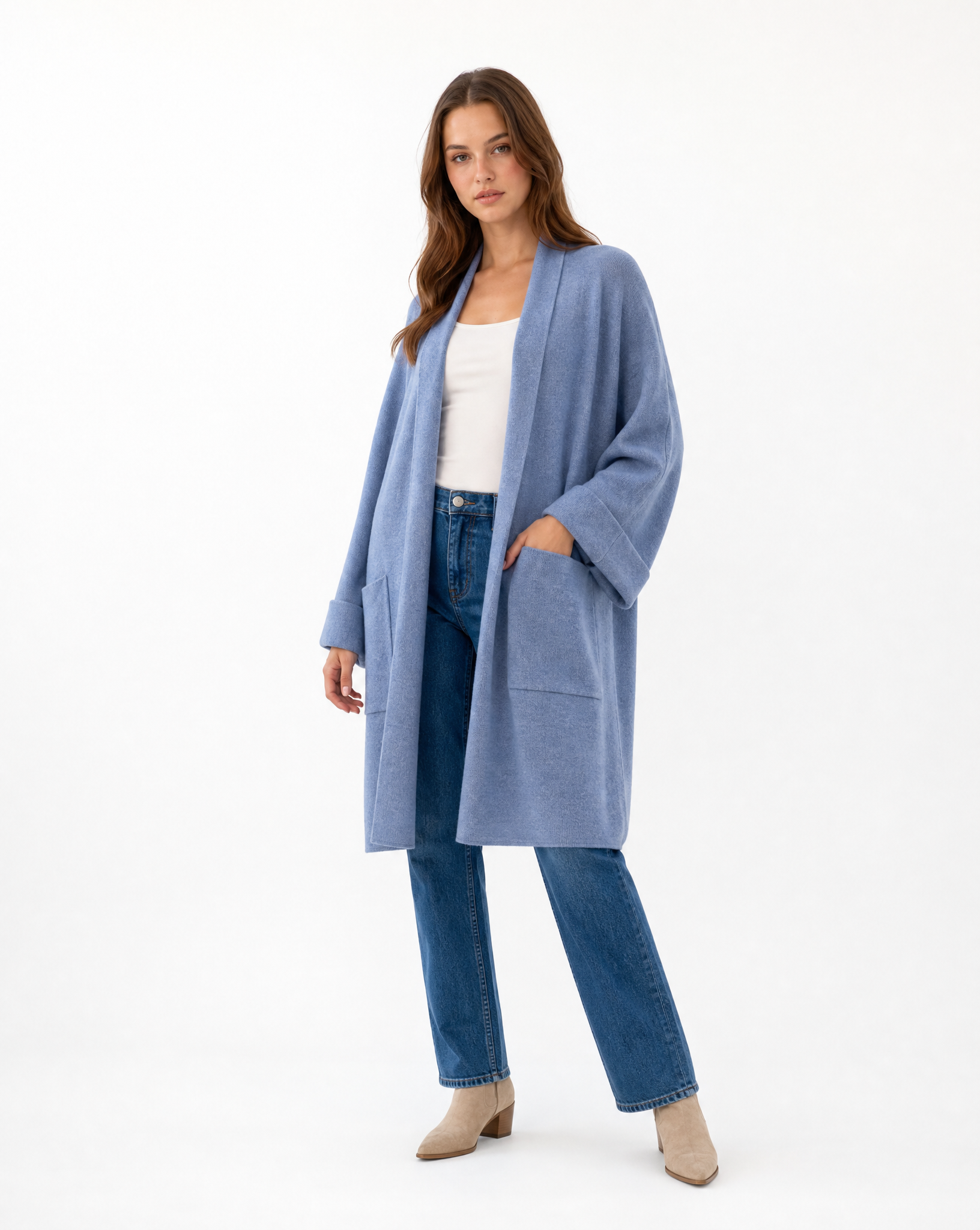 Cardigan lungo donna con tasche denim indossato figura intera