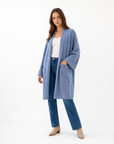 Cardigan lungo donna con tasche denim indossato figura intera