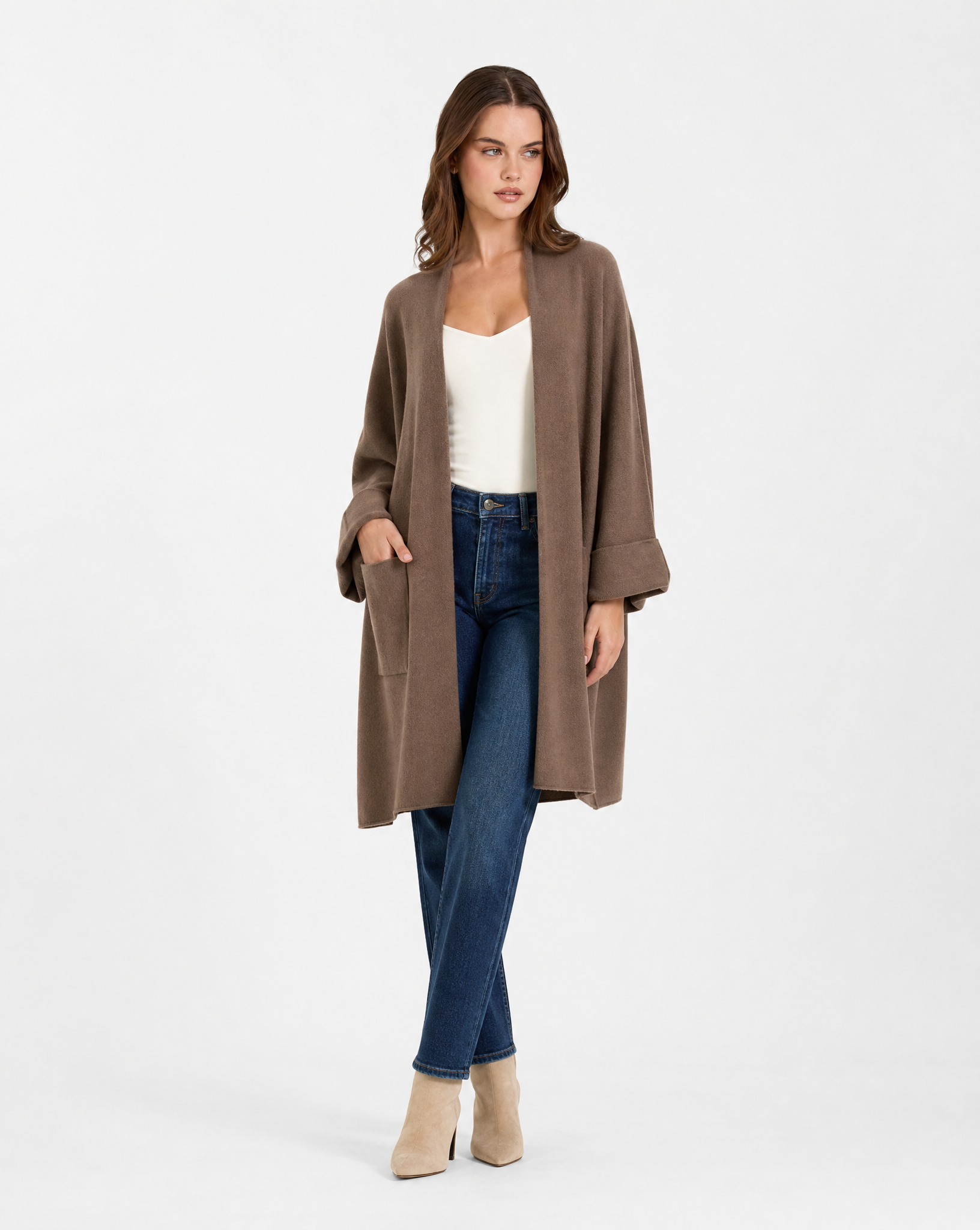 Cardigan lungo donna con tasche marrone indossato figura intera