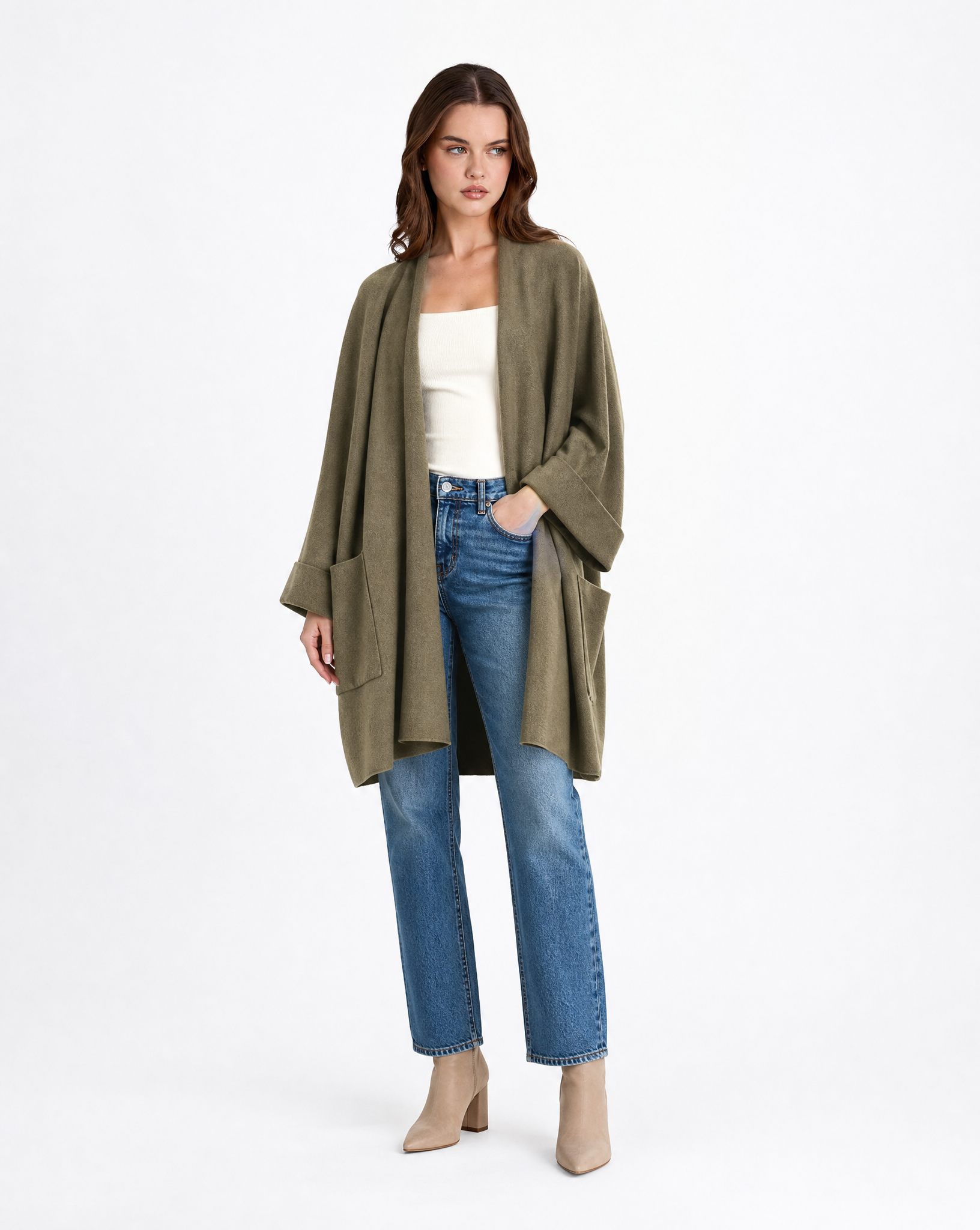 Cardigan lungo donna con tasche verde indossato figura intera
