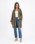 Cardigan lungo donna con tasche verde indossato figura intera